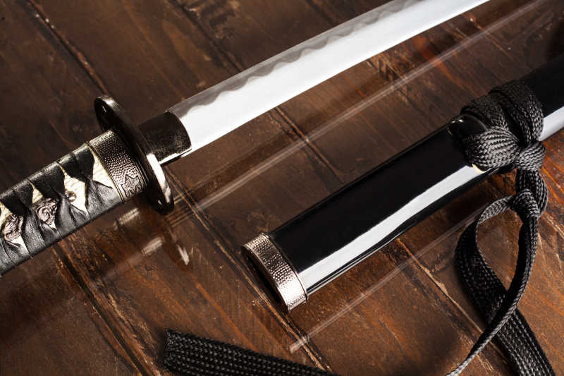 木制板上的武士刀和刀柄