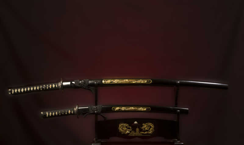 黑色背景中日本武士刀
