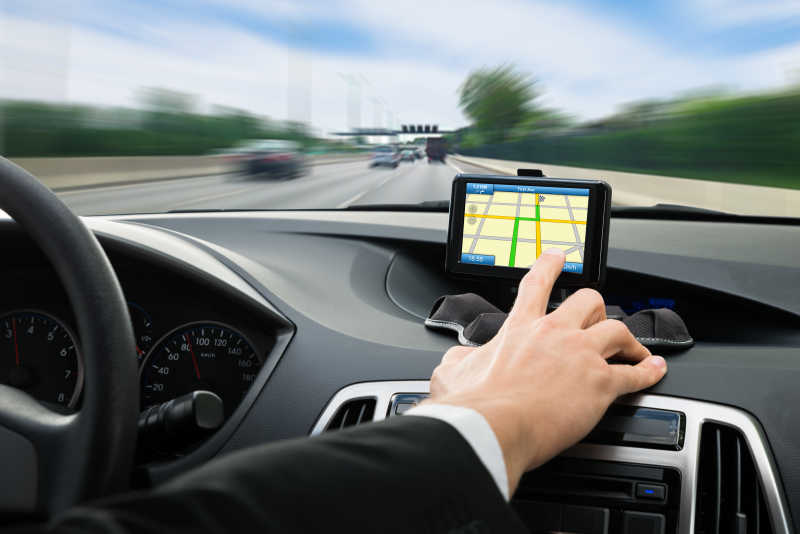 汽车里驾驶员在操作GPS导航