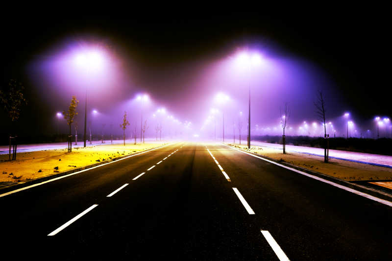 夜晚城市道路上的雾霾