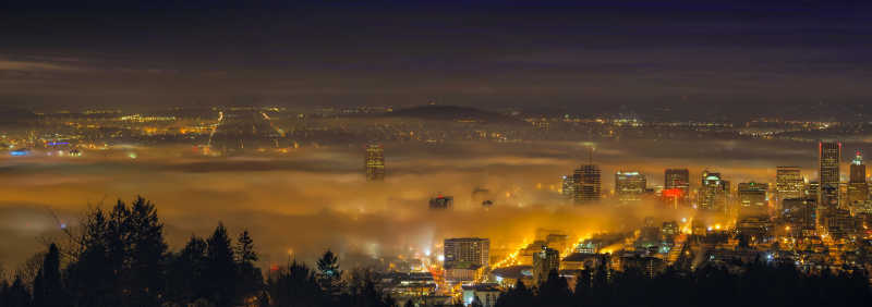 夜晚城市上空严重的雾霾