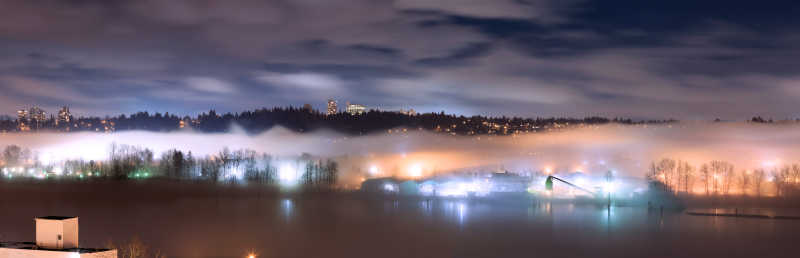 夜晚笼罩城市的雾霾