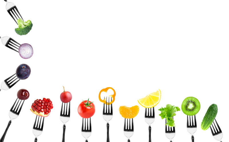 白色背景下叉子上的水果和蔬菜