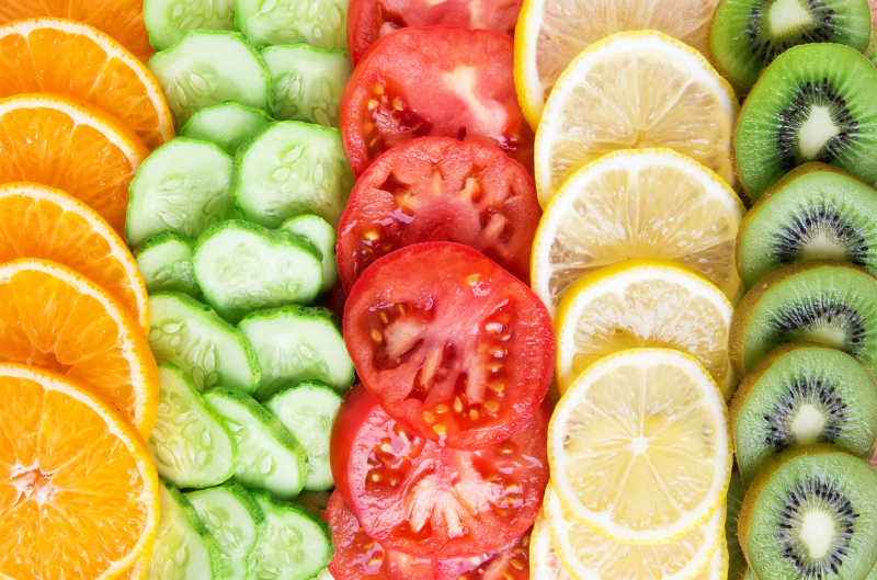 切片的水果和蔬菜