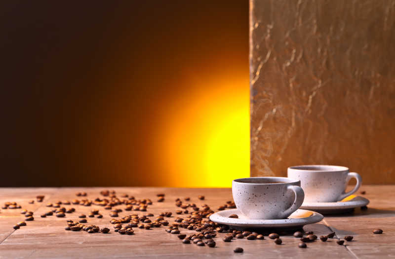 金色阳光下的两杯咖啡和散落的棕色咖啡豆