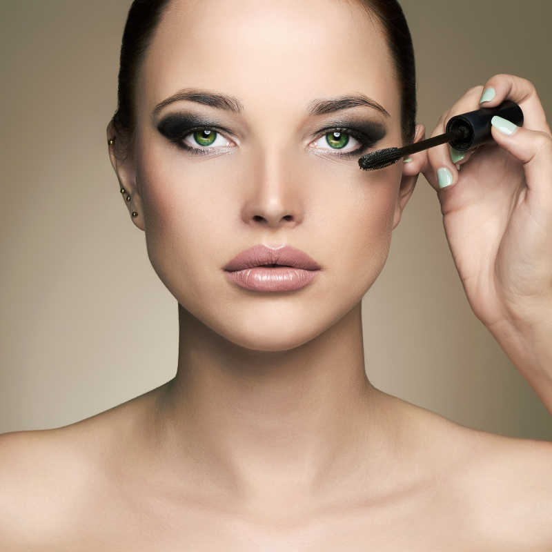 化妆师使用睫毛膏为模特化妆