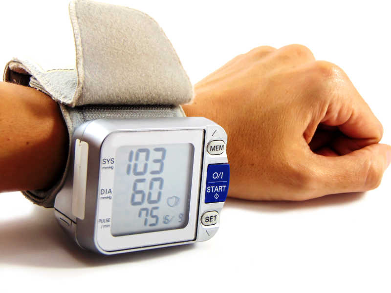 测量血压的病人