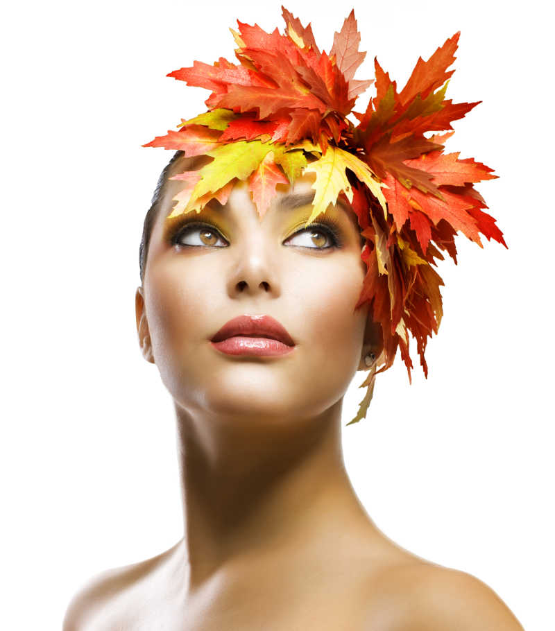 带有秋季树叶装饰的美女