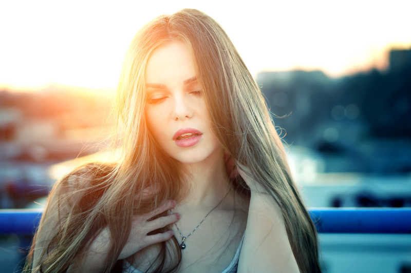 温暖夕阳下的性感美女