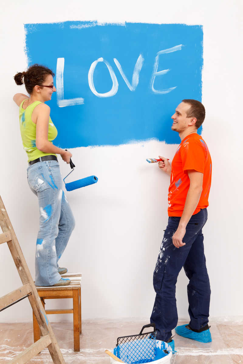 用油漆刷出LOVE字样的夫妇