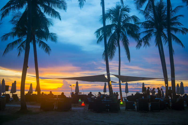 日落时美丽的海滩餐厅