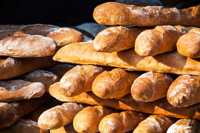 面包店里摆放整齐出售的法国面包