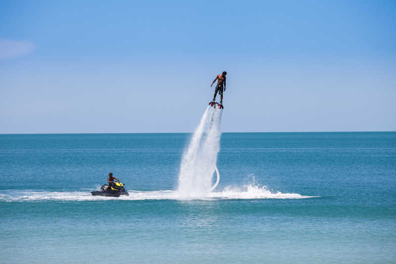 在大海里喷射水流的飞板上的人