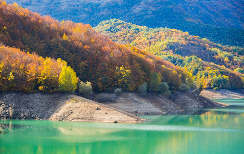 秋天的彩树倒映在美丽的湖水上