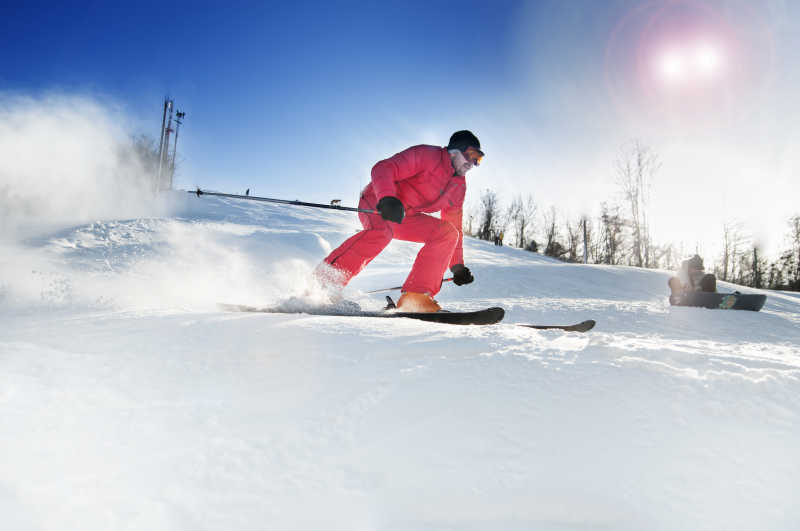 滑雪者下山