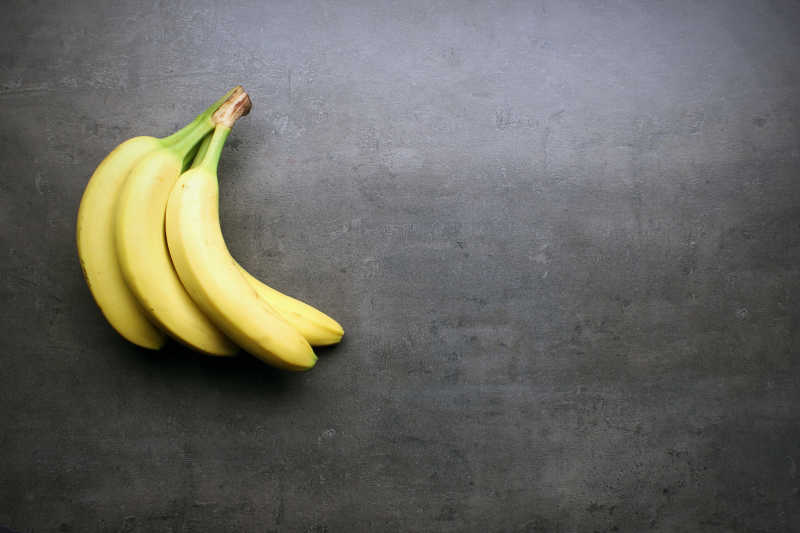 黑色背景下的香蕉