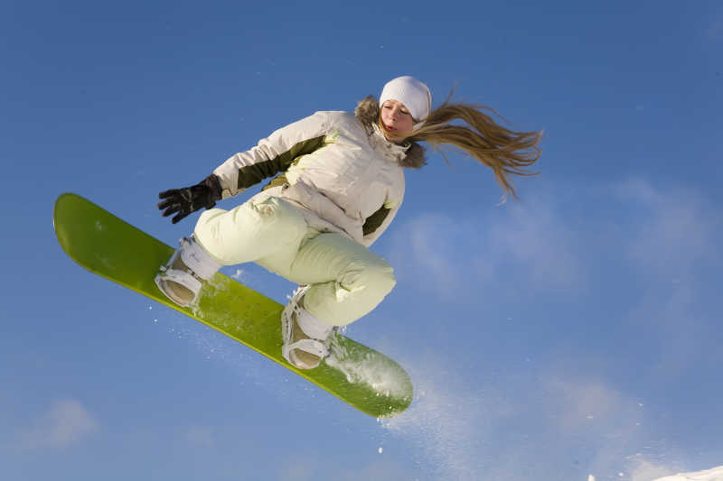 滑雪板女孩在跳