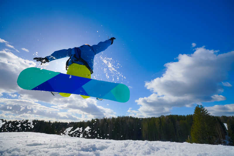 滑雪板上的人