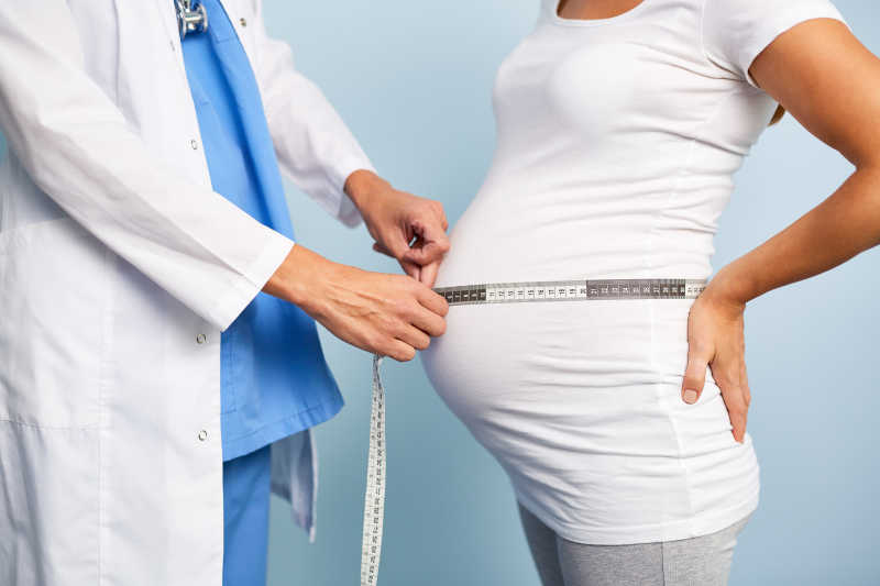 医生测量孕妇腹部大小
