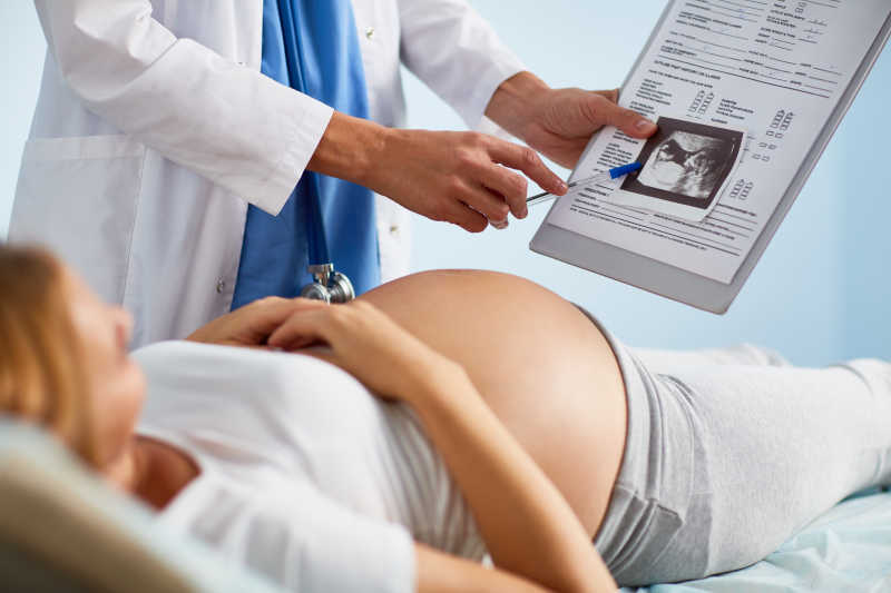 医生在给孕妇说明孕检结果