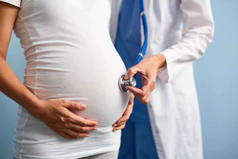 医生为孕妇做胎儿检查