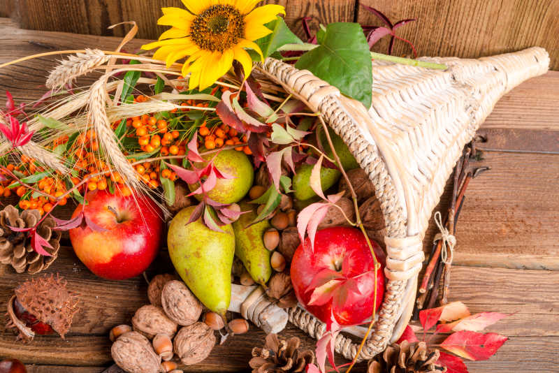 木制背景上篮子里的各种干果和水果