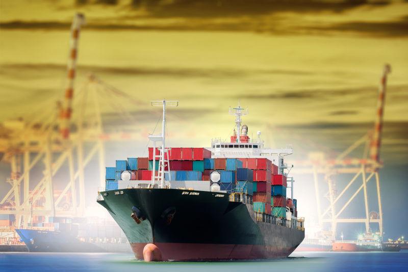 国际集装箱船在港口装卸桥物流运输