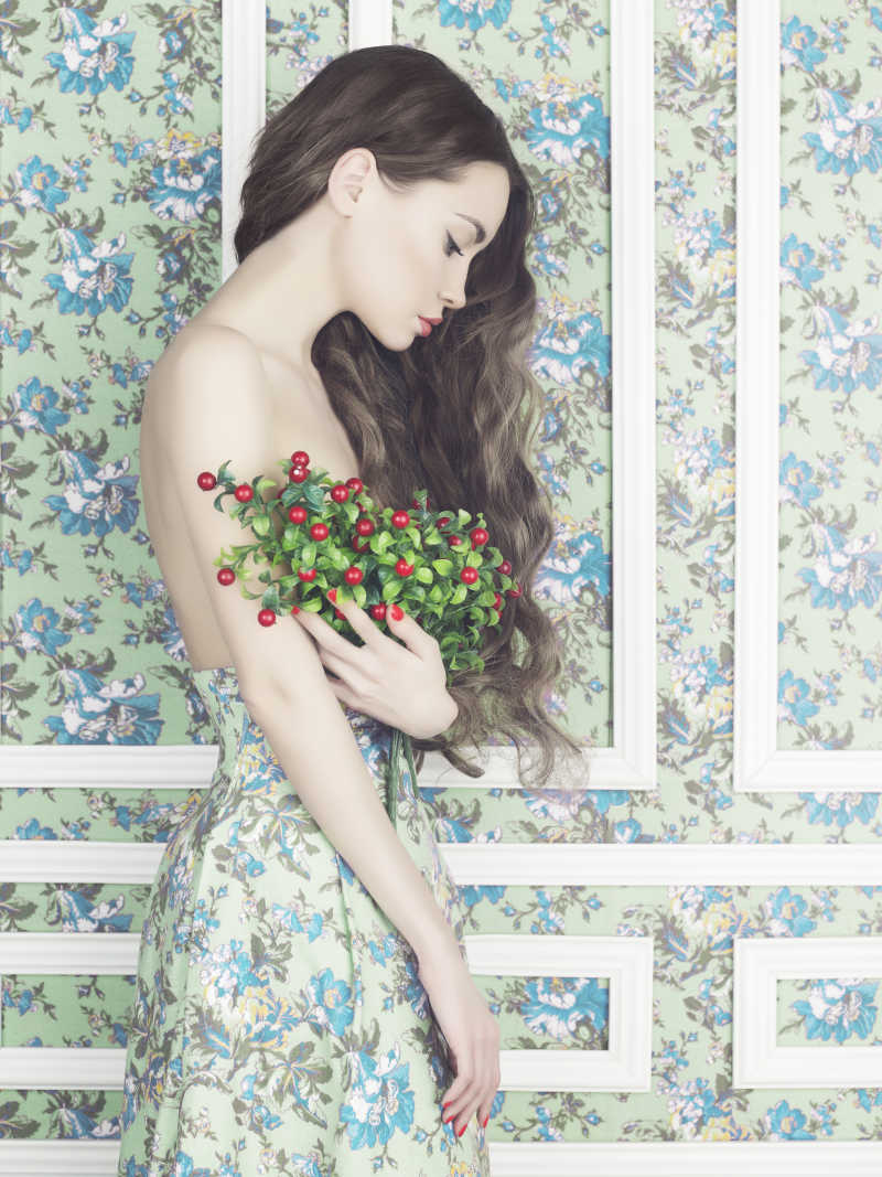 手拿鲜花穿着朴素的性感美女
