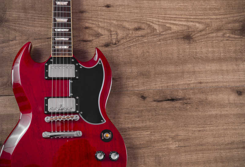 木板上红色的吉他
