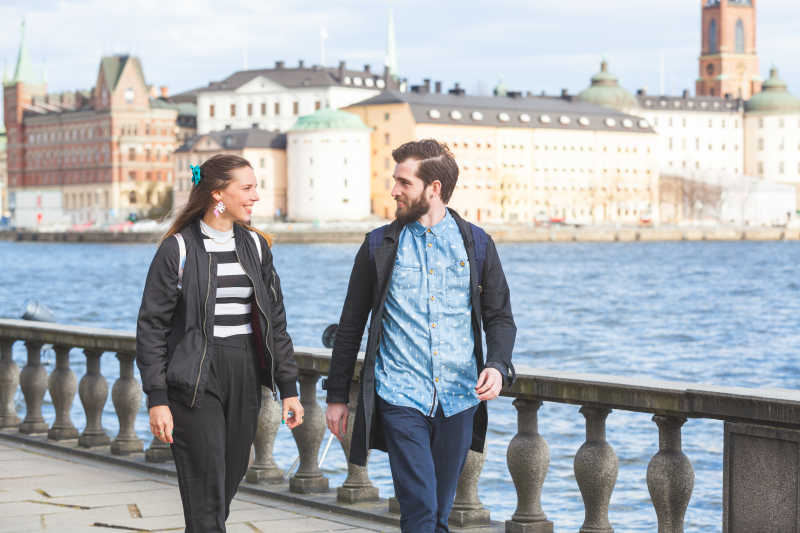 年轻的嬉皮夫妇访问斯德哥尔摩