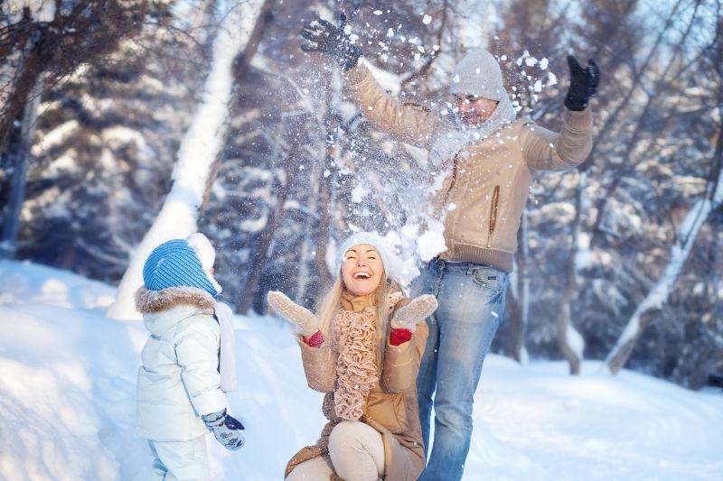 在户外玩雪的一家人