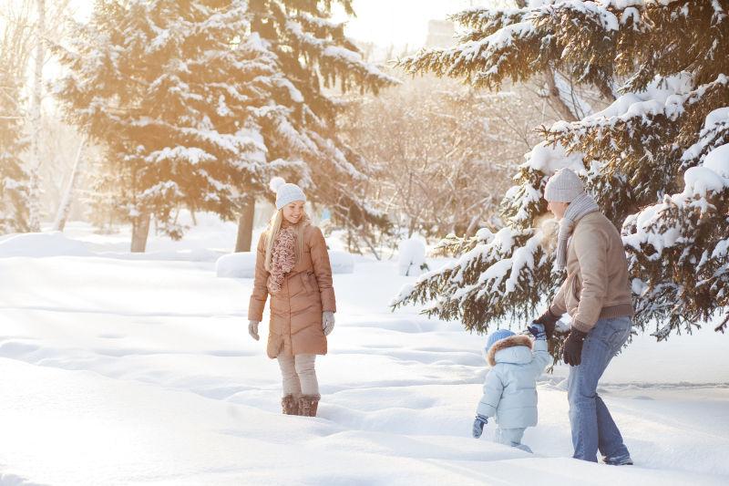 在雪地里玩耍的家庭