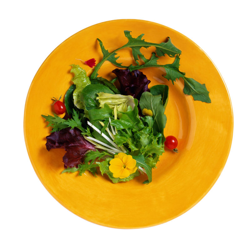 黄色盘子里的多种蔬菜