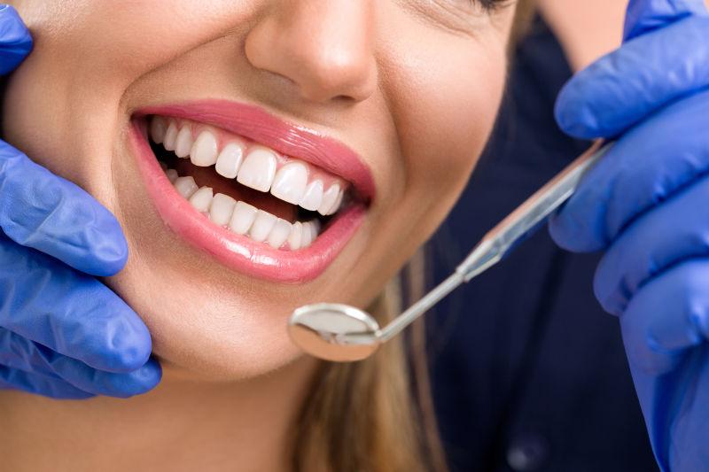 牙医用口镜检查牙齿