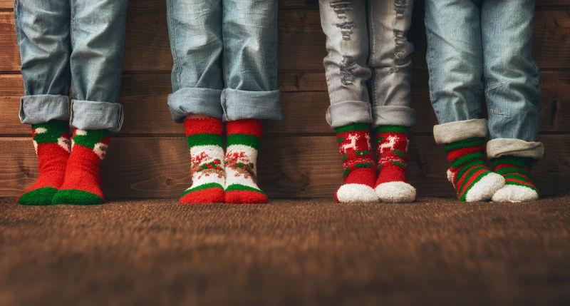 穿圣诞节袜子的四个小孩