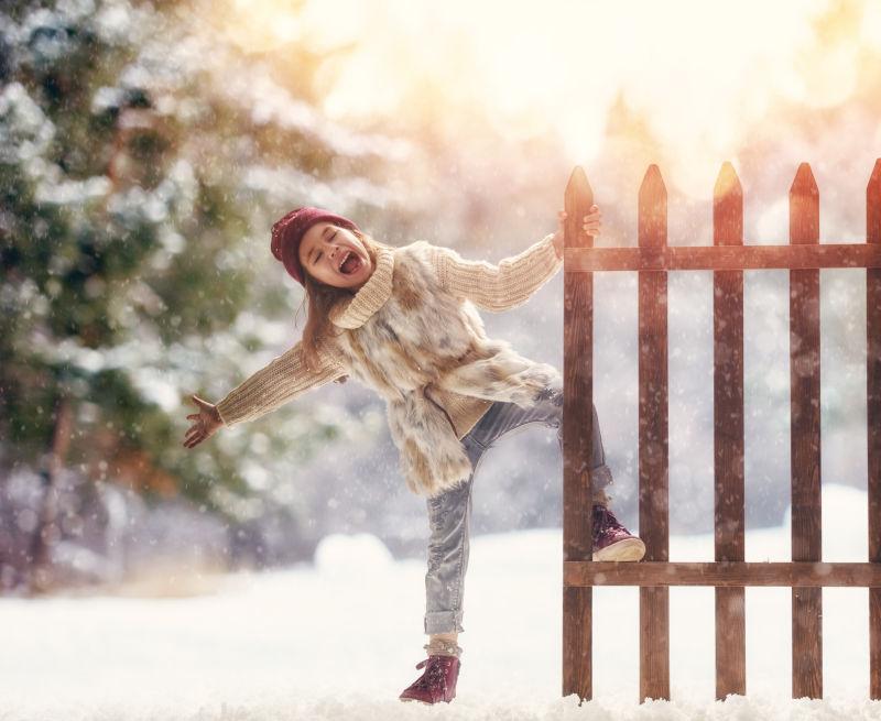 冬季在户外玩耍的小女孩