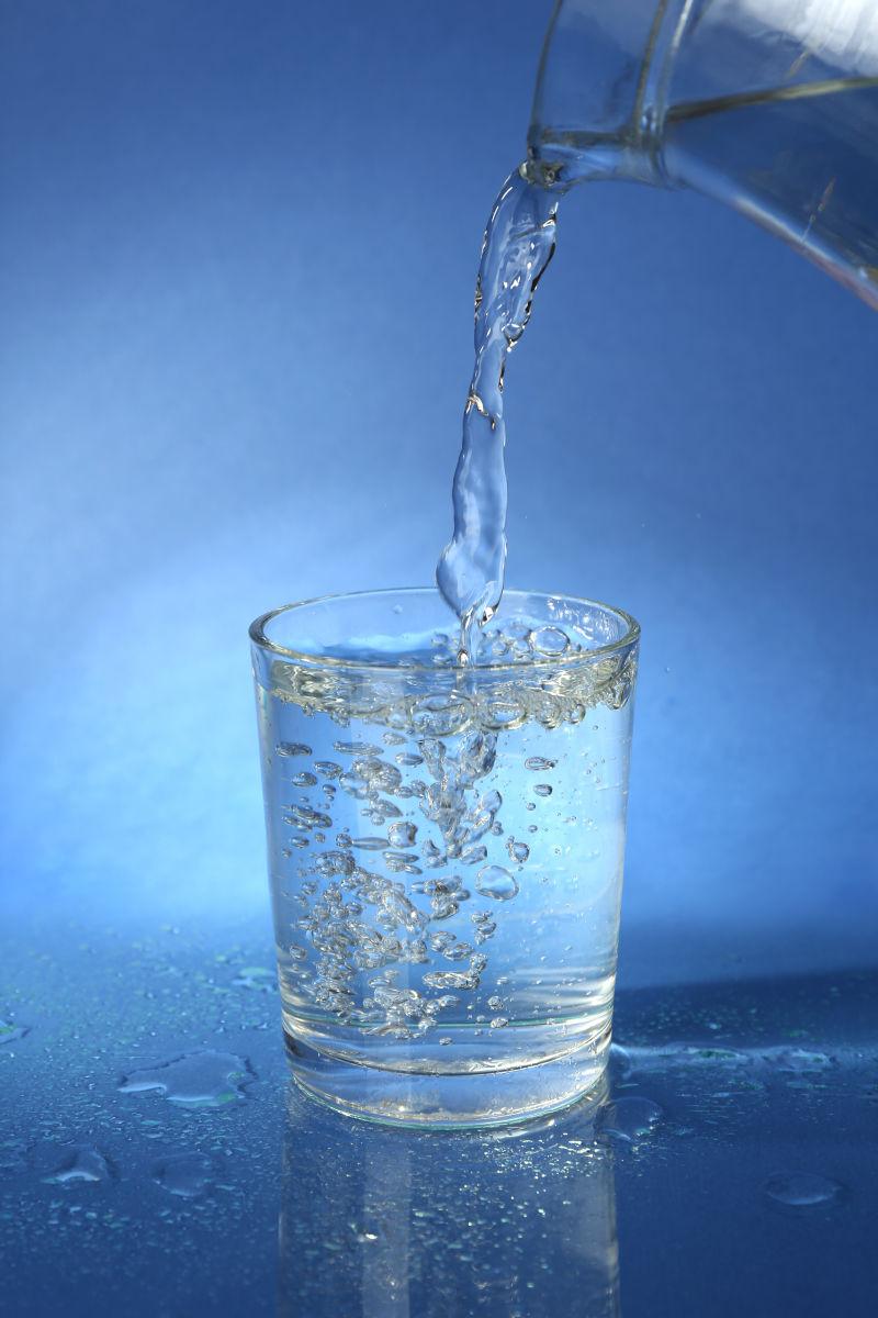 倒入杯子里的清水
