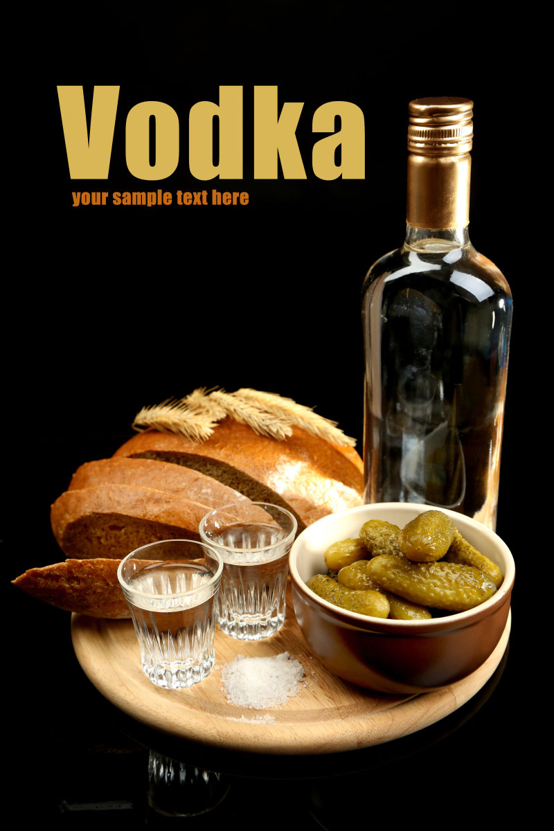 一瓶酒与面包配上腌过的蔬菜在木板上