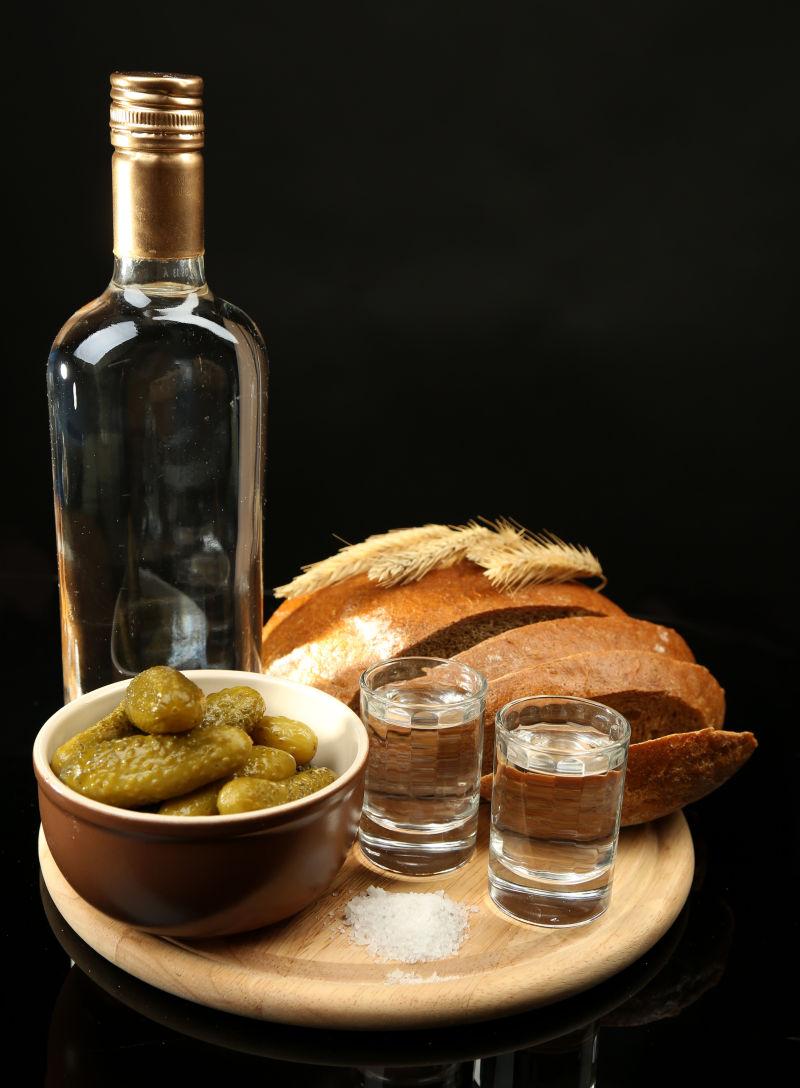 用伏特加酒腌制的泡菜与玻璃杯和新鲜面包