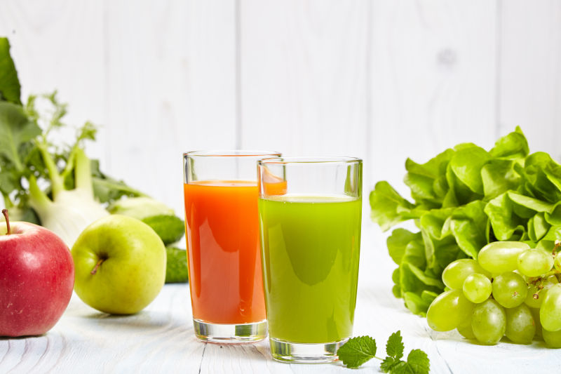 新鲜健康的果汁与水果
