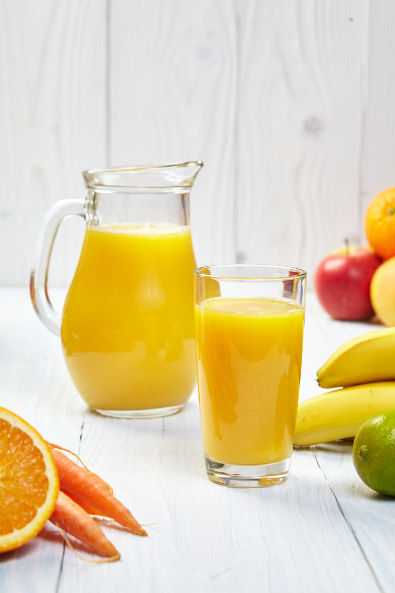 新鲜健康的水果汁与水果