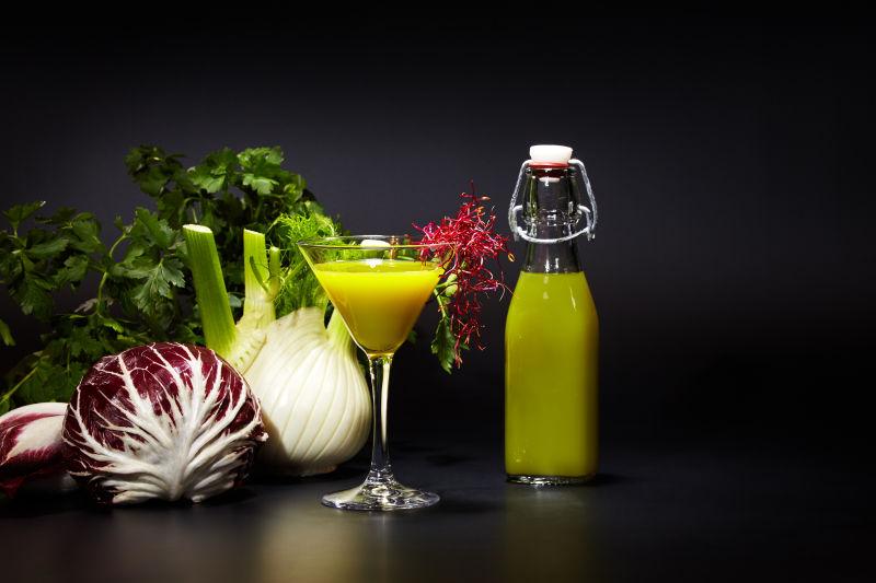 绿色营养的蔬菜和黄色的果汁