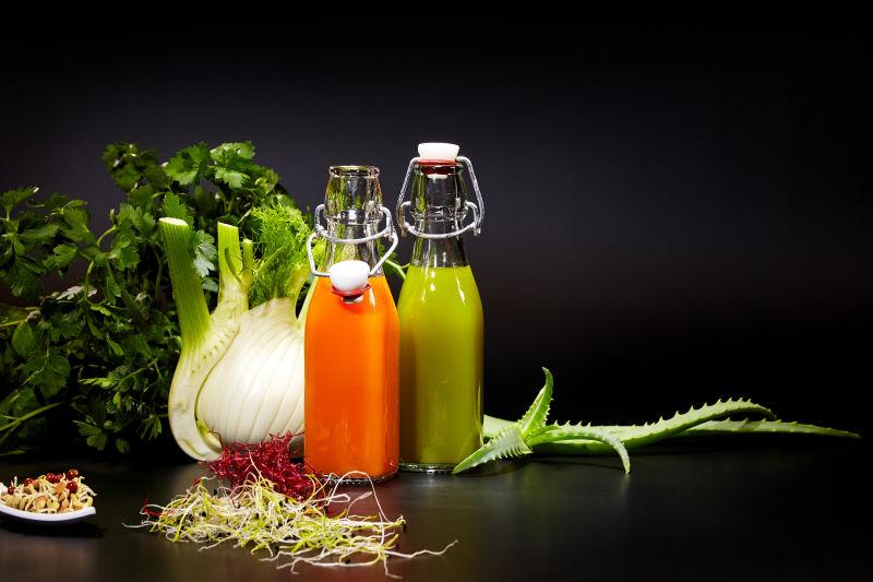 新鲜绿色的蔬菜和蔬菜汁