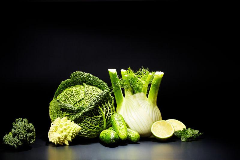 桌子上绿色的蔬菜