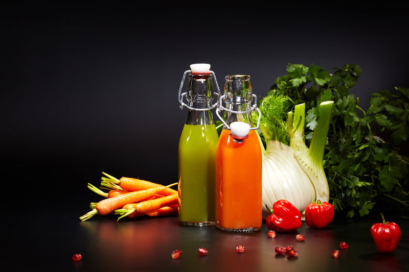 新鲜的蔬菜汁和营养绿色的蔬菜