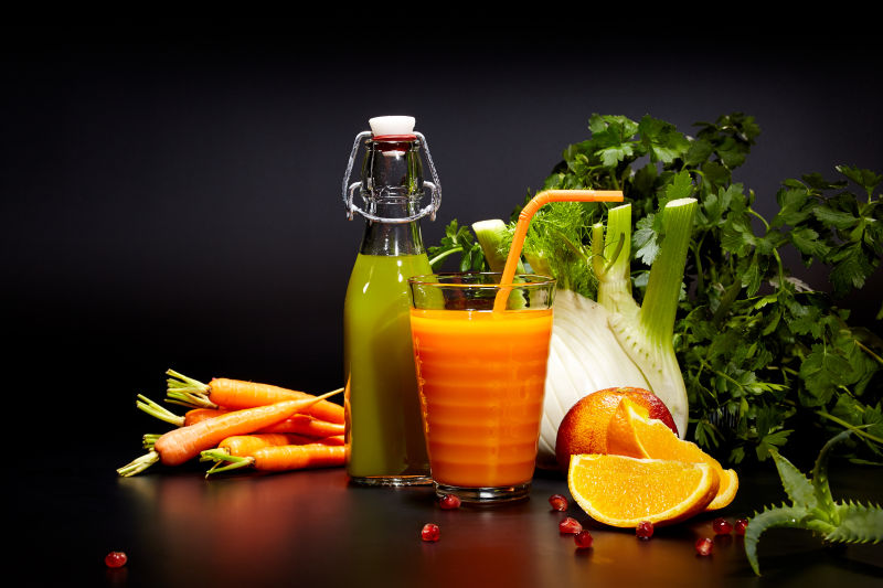 新鲜营养的蔬菜和美味的蔬菜汁