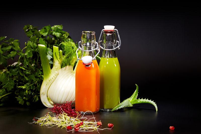 新鲜的蔬菜汁和蔬菜在桌子上