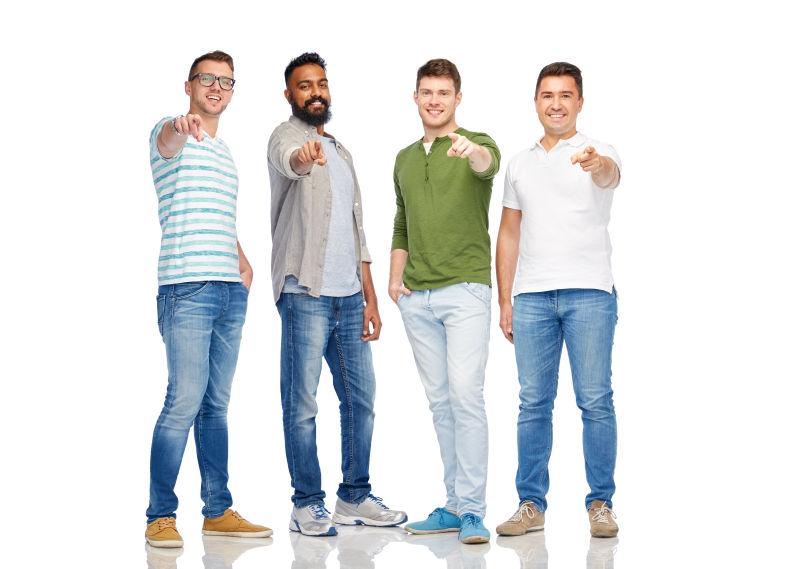 白色背景前比着手势的四个年轻小伙