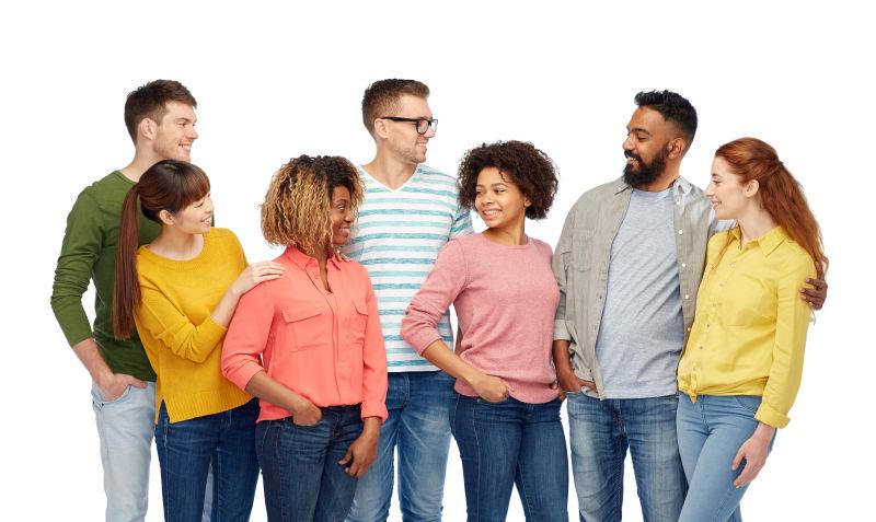 白色背景上快乐的年轻朋友