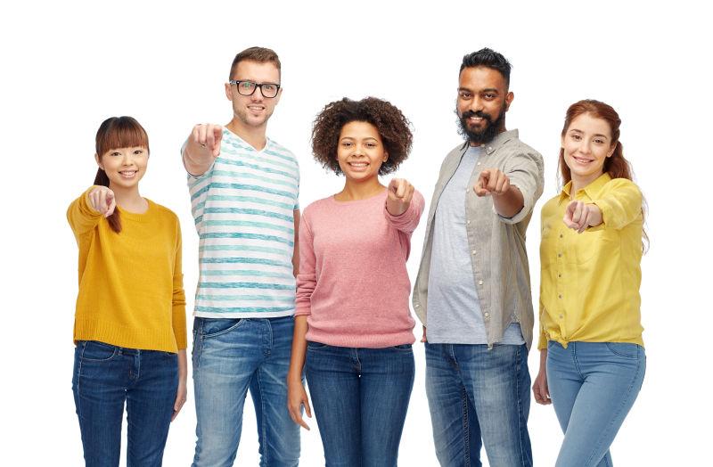 白色背景前的五个外国年轻人